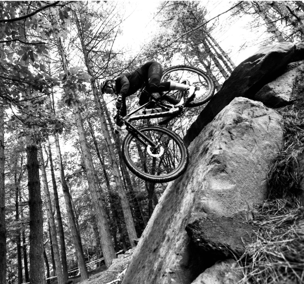 ARMA HEX Knee Protectors & Black Crossover Backpack Bundle